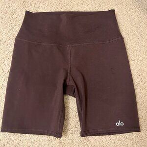 Alo 7" High-Waist Biker Short - Raisin (Size Small)